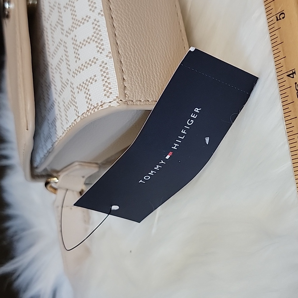 Tommy Hilfiger Cream and White Crossbody Bag with Elegant Design - Picture 7 of 11
